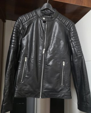 Chaqueta estilo motero marron, dos trajes vestir