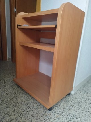 Mesa de ordenador con ruedas