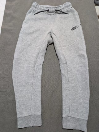 Pantalón Nike Tech Gris
