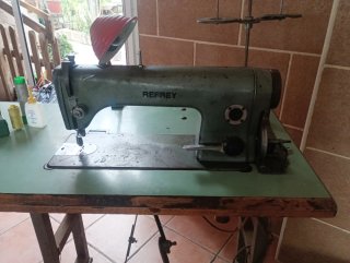 Máquina de coser Refrey con mueble