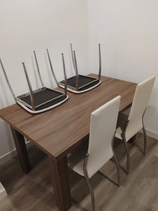 Mesa de comedor de madera con 6 sillas