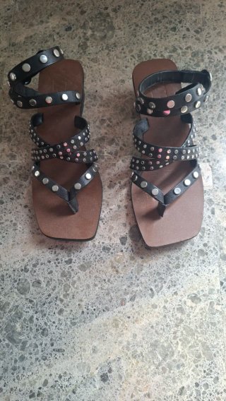 Sandalias Zara Negras con Tachas