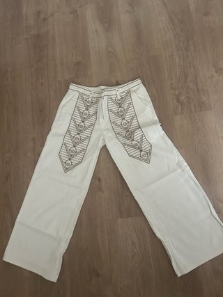 Pantalón vaquero blanco con tachuelas Nicoli