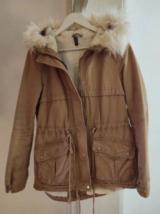 Parka rosa tenue  con capucha de pelo