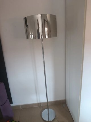 Lámpara de pie de diseño metálica