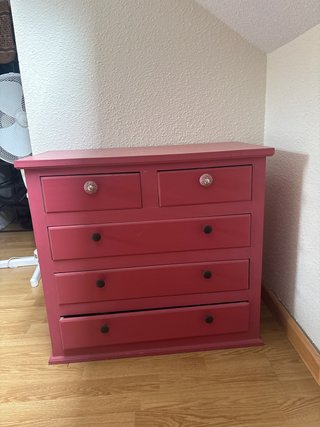 Cómoda de madera roja