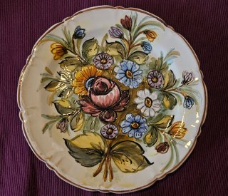 Piatto in ceramica di Castelli decorato a mano