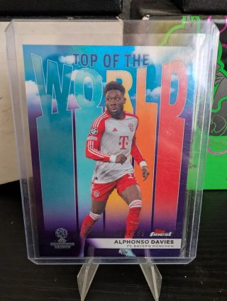 Carta Topps Finest Alphonso Davies /299