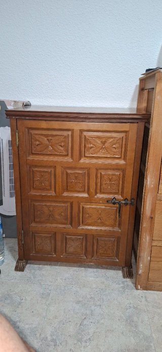 Máquina de coser antigua en mueble de madera