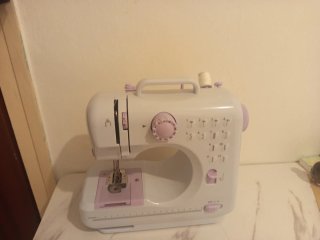 Máquina de coser compacta