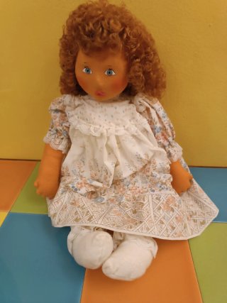 Muñeca de trapo con vestido estampado