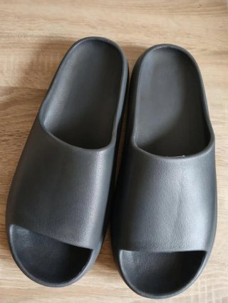 Chanclas de goma grises