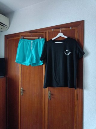 Conjunto Camiseta Negra y bañador