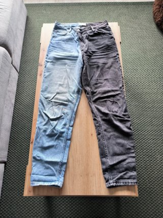 Pantalón vaquero bicolor asimétrico