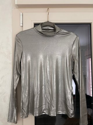 Camiseta de cuello alto plateada