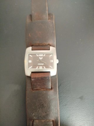 Reloj Roxy con correa de cuero marrón