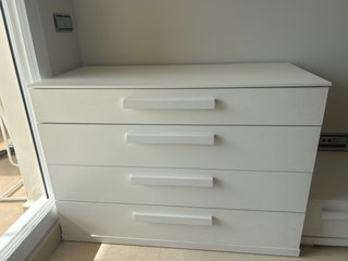 Cómoda Blanca de Cuatro Cajones