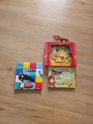 Pack de dos libros infantiles y teatro marionetas.