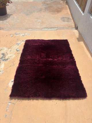 Alfombra de pelo largo color púrpura