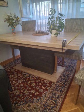 Mesa de madera para salón