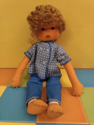 Muñeca de trapo con pelo rizado