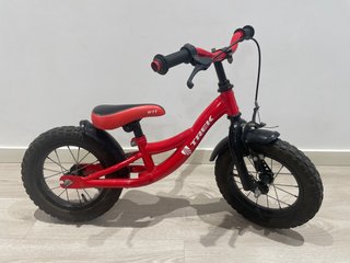 Bicicleta sin pedales Trek roja