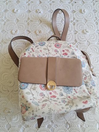 Mochila pequeña con estampado floral