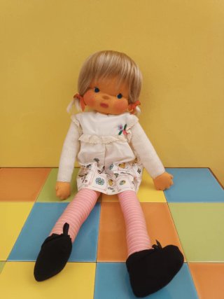 Muñeca de trapo con vestido estampado