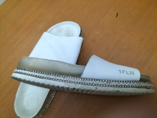 Sandalias Blancas con Detalle de Pedrería