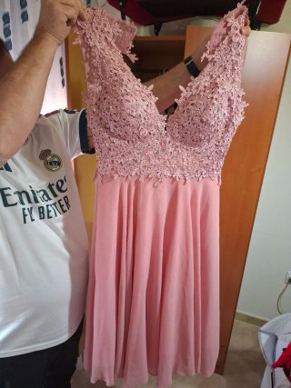 Vestido de fiesta rosa con encaje