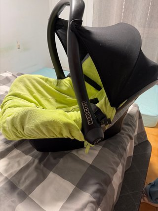 Maxicosi con funda verde