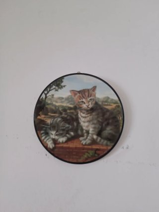 Piatto decorativo con illustrazione di gatti. 13 cm