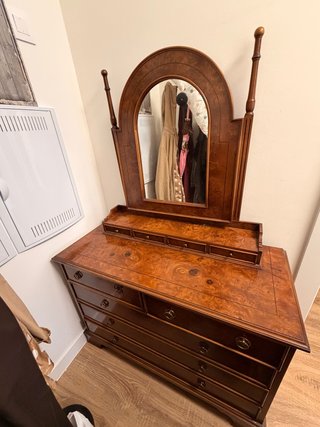 Cómoda Antigua de Madera con Espejo