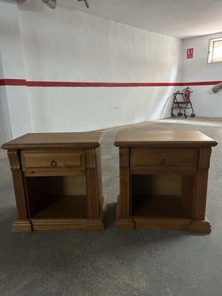 Set de 2 Mesitas de Noche de Madera