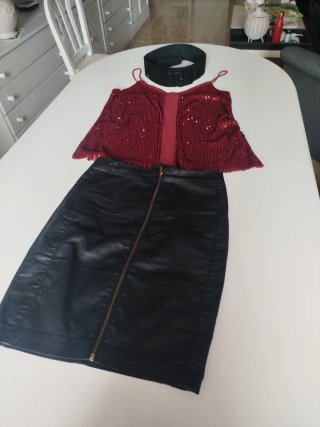 Conjunto Falda Negra y Blusa Lentejuelas Roja