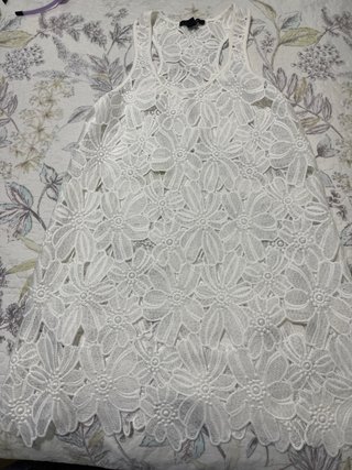 Vestido playero blanco con encaje floral