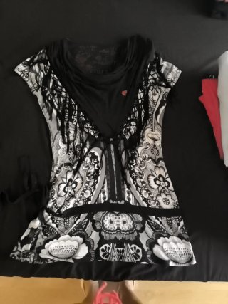 Camiseta estampada con flecos