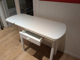 Mesa de cocina blanca con cajón