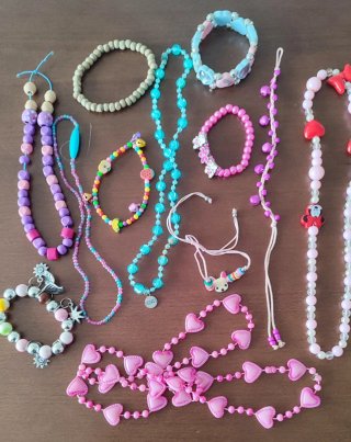 Lote de collares y pulseras infantiles