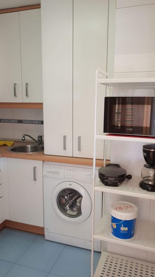 Muebles de cocina blancos con encimera