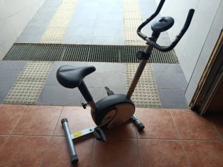 Bicicleta estática compacta