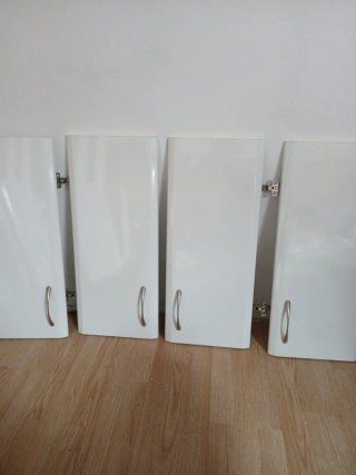 Lote de 13 puertas de cocina blancas