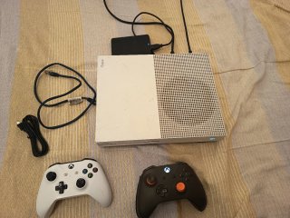 Consola Xbox One S con dos mandos y disco duro