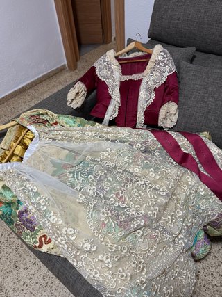 Traje de fallera tradicional