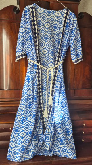 Vestido tipo batín azul y blanco