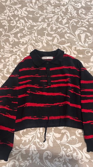 Jersey Bershka Negro y Rojo Talla M