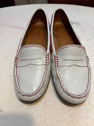 Mocasines Blancos con Costuras Rojas
