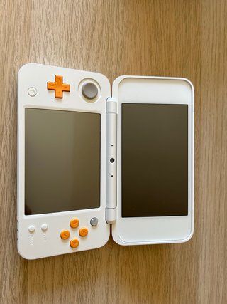 New Nintendo 2DS XL Blanca y Naranja