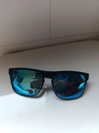 Gafas de Sol con Montura Negra y Lentes Azules
