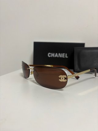 Gafas de sol Chanel con caja y papeles